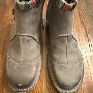 Aetrex Black Ankle Boots with Patterned Lining